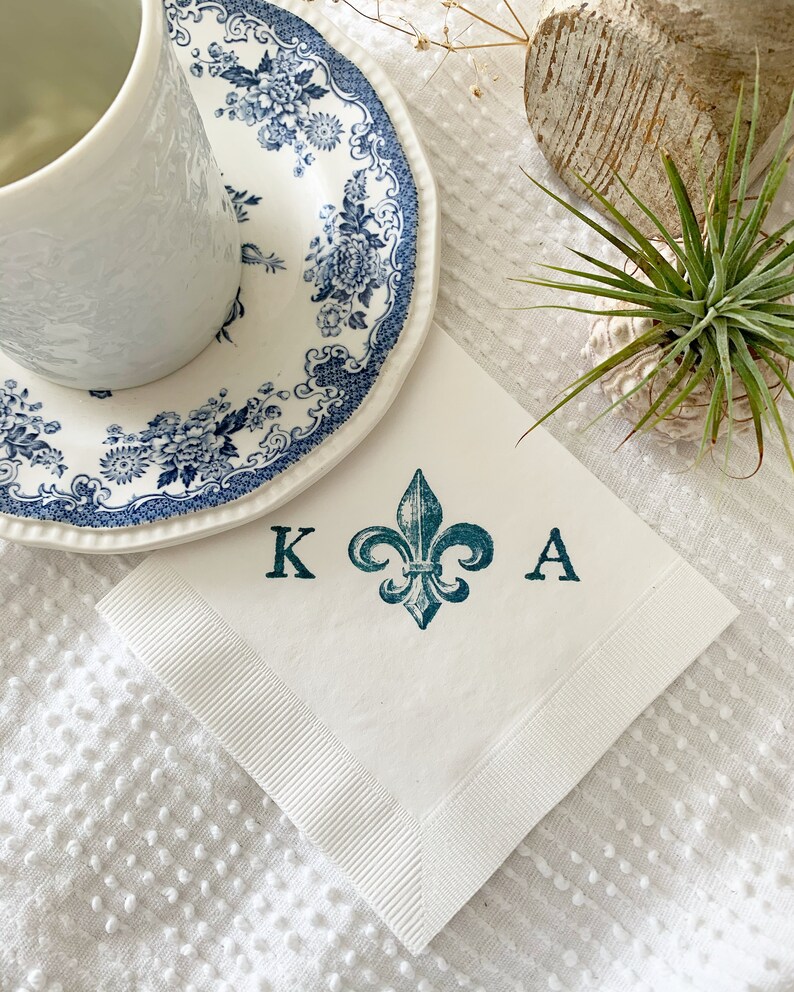 Fleur de Lis Personalisierte Große Initialen Hochzeit Hellblau Papier French Chateau 3 Ply Papier Cocktail Servietten in Grau Tinte 50er Set Bild 1