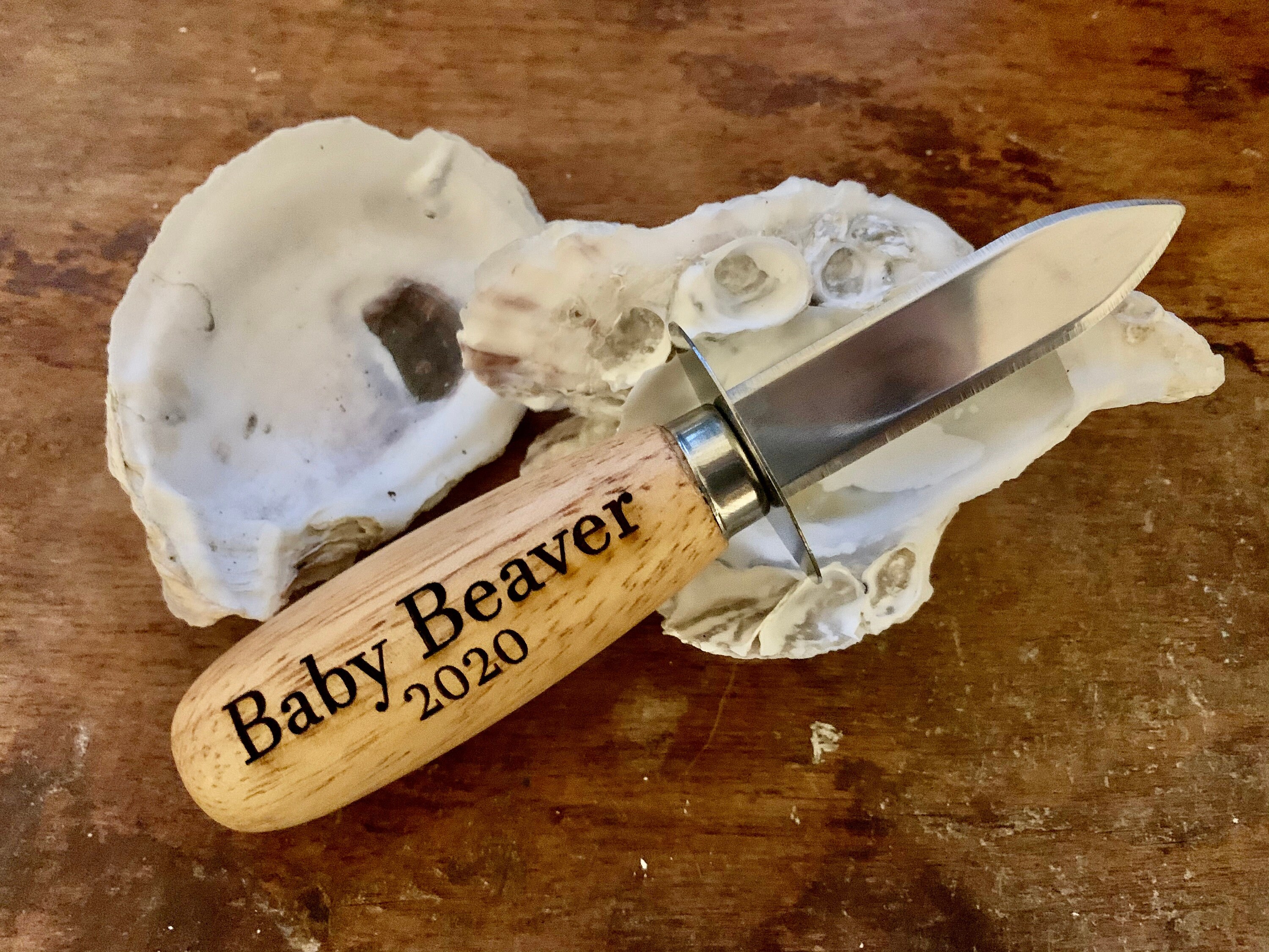 Annonce personnalisée de bébé de couteau à huîtres en bois