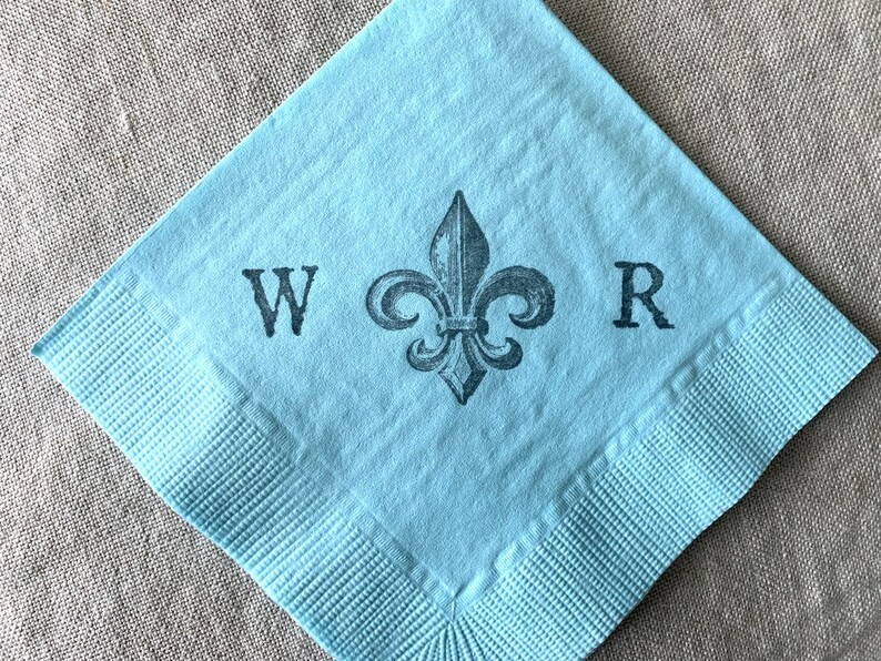 Fleur de Lis Personalisierte Große Initialen Hochzeit Hellblau Papier French Chateau 3 Ply Papier Cocktail Servietten in Grau Tinte 50er Set Bild 8