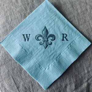 Fleur de Lis Personalisierte Große Initialen Hochzeit Hellblau Papier French Chateau 3 Ply Papier Cocktail Servietten in Grau Tinte 50er Set Bild 2