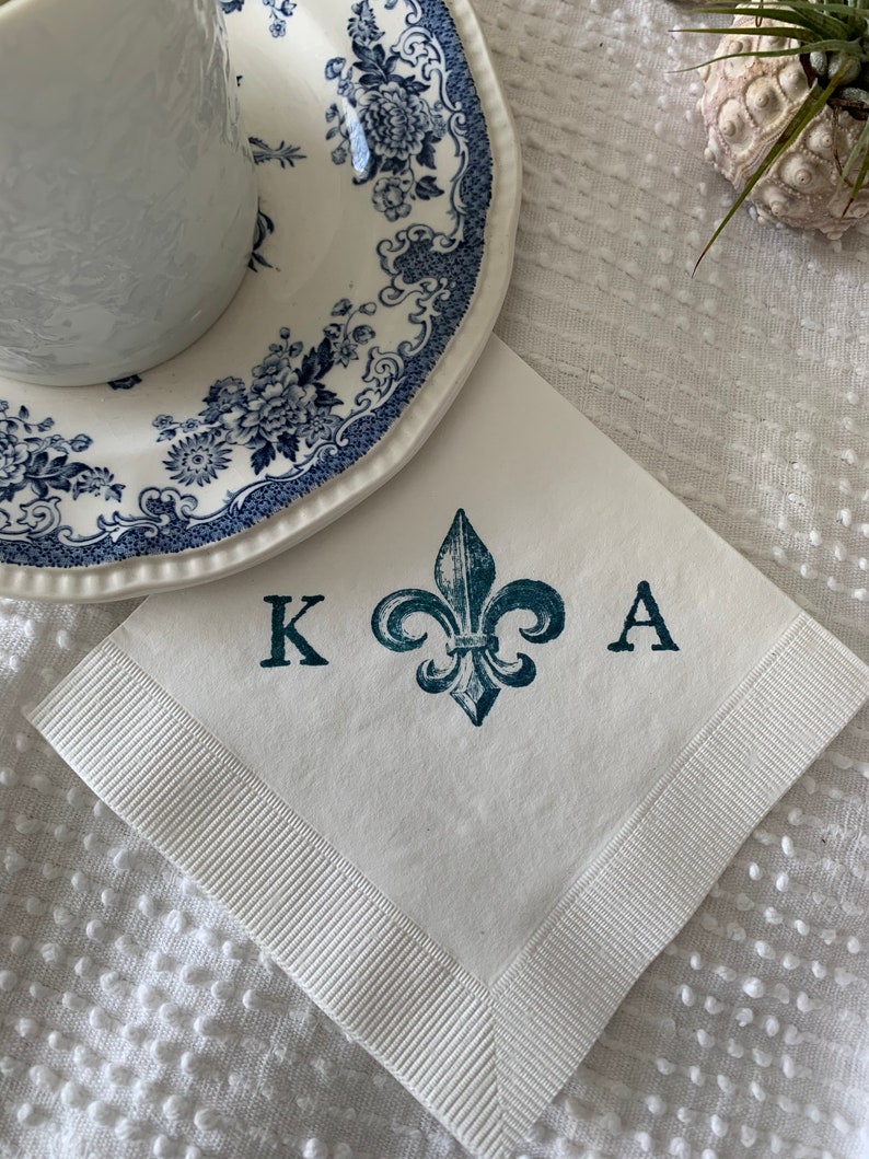 Fleur de Lis Personalisierte Große Initialen Hochzeit Hellblau Papier French Chateau 3 Ply Papier Cocktail Servietten in Grau Tinte 50er Set Bild 3