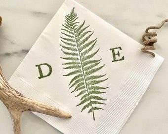 Fern Frond Serviettes de cocktail blanches de mariage personnalisées avec de grands couples Initiales Woodsy Wedding Paper In Olive Green ink - Set de 50