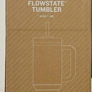 Puede incluir: Caja de cart&oacute;n con un vaso Stanley Flowstate. La caja muestra el logotipo de Stanley, el nombre del producto y un dibujo lineal del vaso con asa y pajita. Contiene 1,18L y mantiene las bebidas fr&iacute;as durante 2 d&iacute;as y calientes durante 7 horas.
