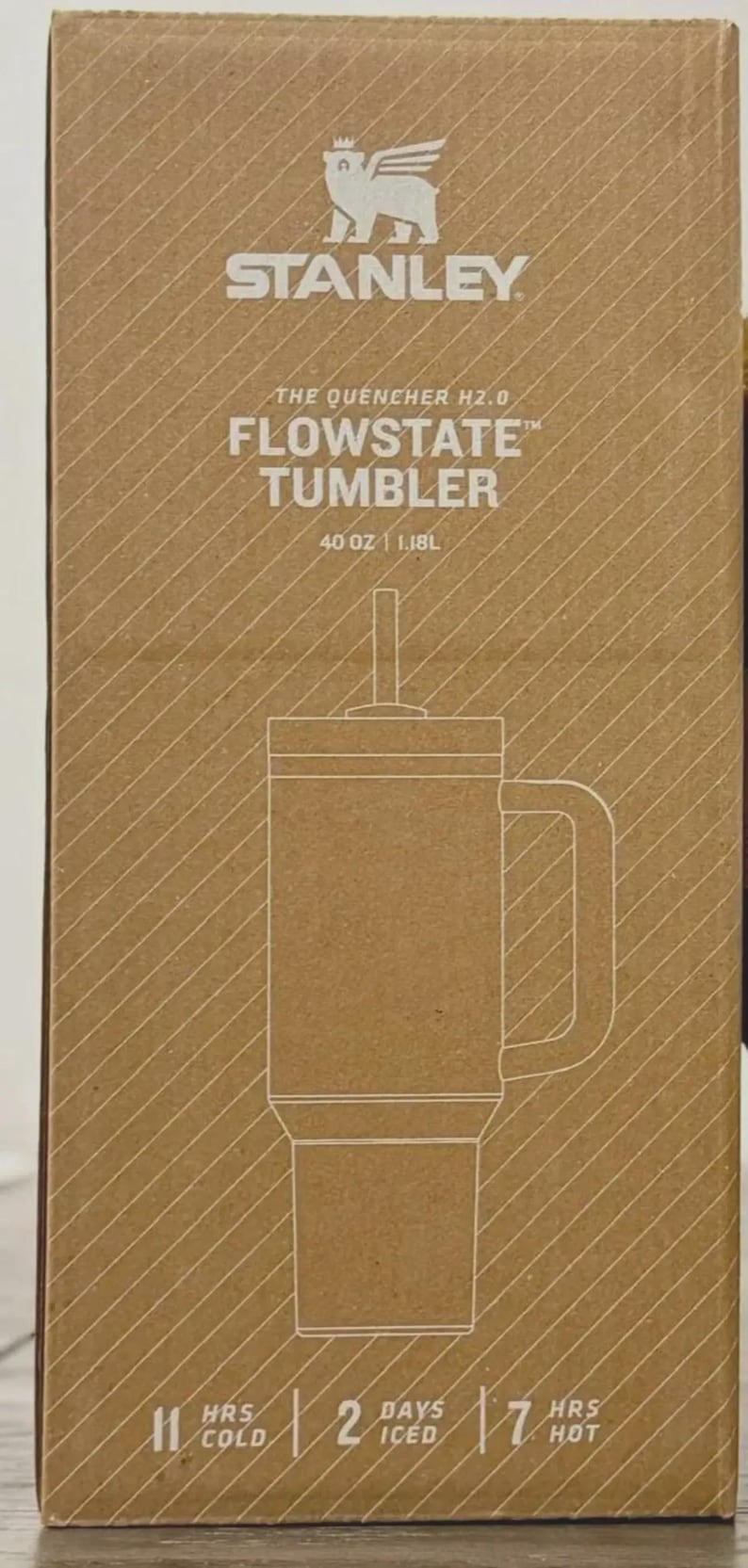 Puede incluir: Caja de cart&oacute;n con un vaso Stanley Flowstate. La caja muestra el logotipo de Stanley, el nombre del producto y un dibujo lineal del vaso con asa y pajita. Contiene 1,18L y mantiene las bebidas fr&iacute;as durante 2 d&iacute;as y calientes durante 7 horas.