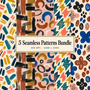Op de afbeelding: Een digitaal pakket van vijf naadloze patronen met abstracte penseelstreken, geometrische vormen en organische motieven in blauw, oranje, geel en roze. Een centraal wit rechthoekig label toont de tekst 5 Seamless Patterns Bundle 300 DPI - 3200 x 3200.