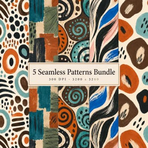 Op de afbeelding: Een digitale bundel van 5 naadloze patronen met handgeschilderde penseelstreken in oranje, blauwgroen, bruin, zwart en crème. De centrale tekst luidt 5 Seamless Patterns Bundle 300 DPI - 3200 x 3200, met abstracte vormen, spiralen en strepen.