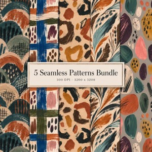 Op de afbeelding: Een digitale collectie van 5 naadloze patronen met abstracte penseelstreekontwerpen in tinten blauw, oranje, groen en bruin. De afbeelding bevat een centraal label met de tekst 5 Seamless Patterns Bundle 300 DPI - 3200 x 3200.