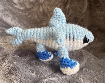 Peluche squalo all'uncinetto con scarpe da ginnastica blu - Regalo in peluche amigurumi
