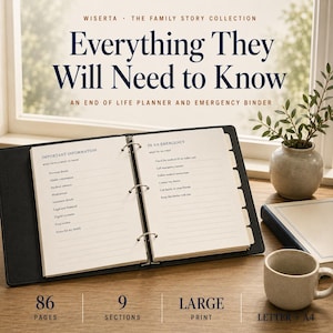 Op de afbeelding: Een zwarte ringband met de titel Everything They Will Need to Know: An End of Life Planner and Emergency Binder. De open pagina's tonen secties voor belangrijke informatie en noodgevallen, met 86 pagina's en 9 secties in een groot lettertype.