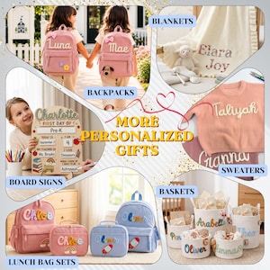 Op de afbeelding: Een collage van gepersonaliseerde cadeaus, waaronder roze corduroy rugzakken met namen, een cr&egrave;mekleurige deken met bloemenborduursel, perzik- en roze truien, een houten schoolbord, lunchtas-sets en witte gevlochten opbergmanden met namen.
