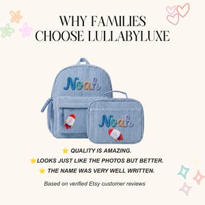 Op de afbeelding: Een lichtblauwe rugzak en bijpassende lunchtas van corduroy, elk voorzien van de naam Noah in geborduurde letters en een raket-patch. Tekst: WHY FAMILIES CHOOSE LULLABYLUXE, QUALITY IS AMAZING, LOOKS JUST LIKE THE PHOTOS BUT BETTER, THE NAME WAS VERY WELL WRITTEN, Based on verified Etsy customer reviews.