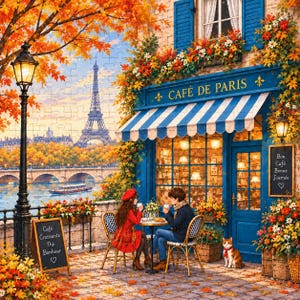 Pode incluir: Um quebra-cabeça ilustrando um café parisiense com detalhes em azul, um toldo listrado e uma placa escrita CAFÉ DE PARIS. Duas pessoas sentam-se a uma mesa perto de um poste de luz, um rio e a Torre Eiffel. Um gato está sentado por perto.
