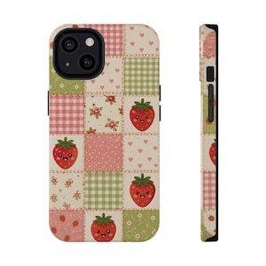 Op de afbeelding: Een smartphonehoesje met een patchworkontwerp van vierkanten met diverse patronen, waaronder roze-witte vichyruitjes, groen-witte vichyruitjes, kleine rode hartjes en bloemenprints, afgewisseld met illustraties van lachende aardbeien.
