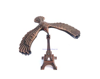 Eiffelturm-Statue aus Metalllegierung mit balancierendem Adler - Künstlerisches Wohndekor