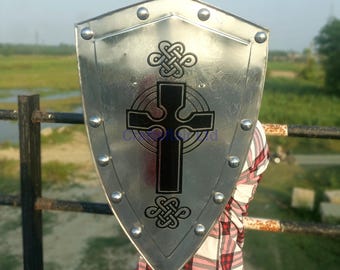Handgefertigtes Tempelritter Wappenschild aus Stahl - 18 Gauge Stahlblech mit keltischer Kreuz-Ätzung