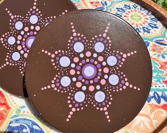 Podkładki pod kubki Mocha Bloom z ręcznie malowanymi kropkami mandali