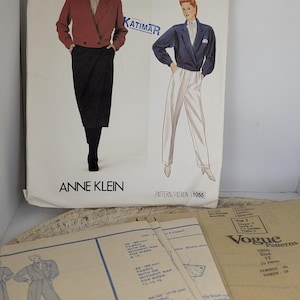 Puede incluir: Un sobre de patrón de costura Vogue Patterns para un diseño de Anne Klein, número 1055. El frente muestra ilustraciones de dos conjuntos: una chaqueta roja con falda negra y una chaqueta azul marino con pantalones blancos. Incluye hojas de instrucciones.