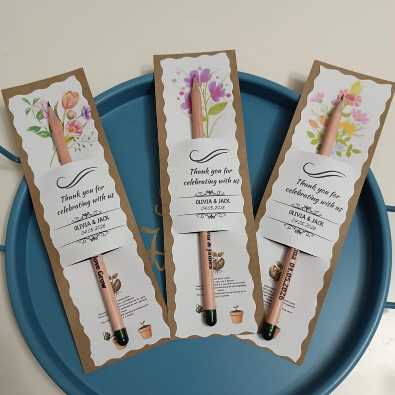 Pu&ograve; includere: Tre matite con bustine di semi, ognuna con disegni floreali e la scritta "Thank you for celebrating with us", i nomi Olivia & Jack e la data 04.05.2026. Le matite hanno la punta verde e la scritta "Love Grow".