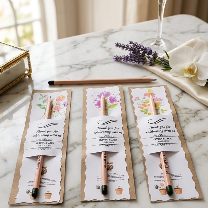 Pu&ograve; includere: Tre matite con semi con disegni floreali e la scritta "Grazie per aver festeggiato con noi." Ogni matita &egrave; confezionata in una custodia di carta decorativa. Le matite sono marroni chiare con la punta verde.