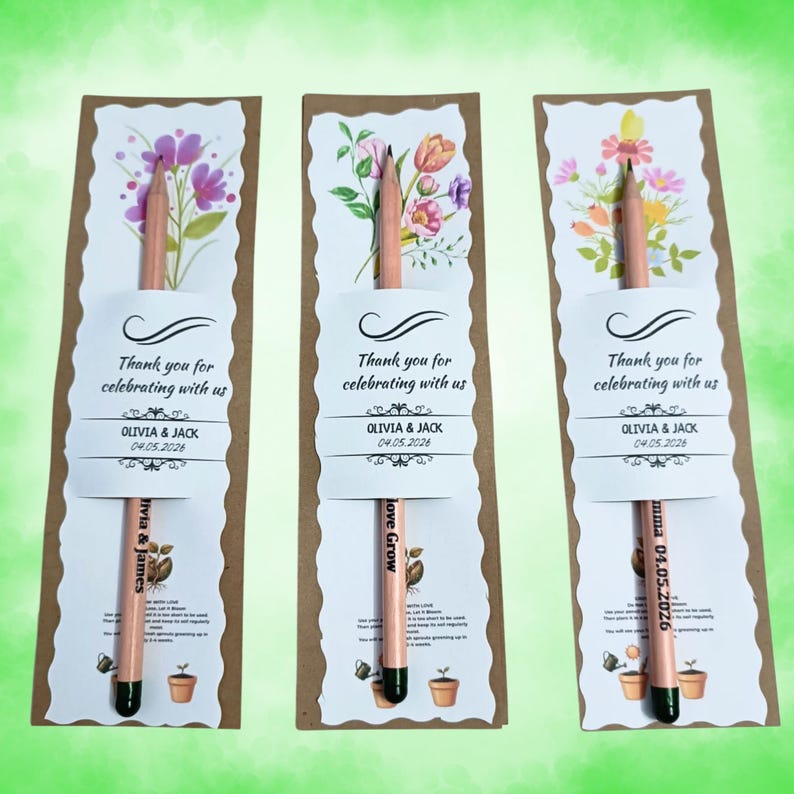 Pu&ograve; includere: Tre matite con bustine di semi, ognuna con disegni floreali e la scritta "Thank you for celebrating with us." Le matite sono personalizzate con nomi e una data. Un ricordo di matrimonio.