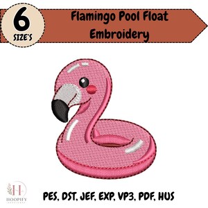Op de afbeelding: Een borduurontwerp van een roze flamingo zwemband met een zwarte snavel en witte accenten. De tekst luidt 6 SIZES, Flamingo Pool Float Embroidery, en bevat de bestandsformaten PES, DST, JEF, EXP, VP3, PDF, HUS. Het ontwerp heeft geborduurde texturen.