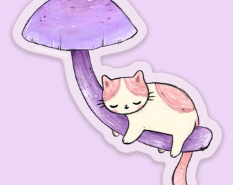 Könnte beinhalten: Ein verspielter Aufkleber mit einer schlafenden Katze, die auf einem lila Pilz ruht. Die Katze hat weißes Fell mit rosa Flecken und geschlossenen Augen. Der Pilz hat einen lila Hut und Stiel, vor einem hellvioletten Hintergrund.