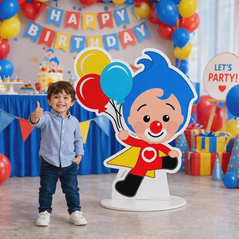 Op de afbeelding: Een kind glimlacht naast een grote cartoonuitsparing van een clown met ballonnen. De achtergrond bevat een "Happy Birthday"-banner, ballonnen en feestversieringen, wat duidt op een verjaardagsfeest.