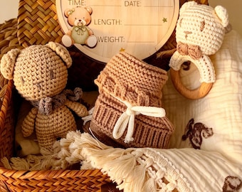 Conjunto de regalo para bebé hecho a mano en tonos neutros: oso de ganchillo, sonajero, manta, tarjeta de anuncio, ecológico, conjunto de lujo.