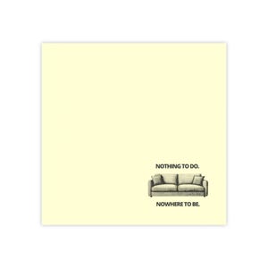 Puede incluir: Una impresión cuadrada de color amarillo pálido que presenta una pequeña ilustración detallada en blanco y negro de un sofá en la parte inferior derecha. Sobre el sofá, el texto dice "NOTHING TO DO." y debajo, "NOWHERE TO BE."