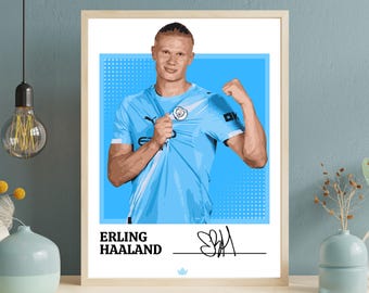 Può includere: Stampa artistica incorniciata raffigurante Erling Haaland con maglia azzurra. La stampa include il suo nome e la sua firma, su sfondo blu a pois. La cornice è color legno chiaro. Un oggetto decorativo per un tifoso di calcio.
