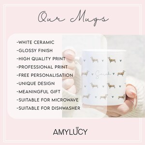 Peut inclure: Mug en c&eacute;ramique blanche avec une finition brillante. Le mug pr&eacute;sente un motif r&eacute;p&eacute;t&eacute; de chiens teckels et de c&oelig;urs. Le texte "Sarah" est imprim&eacute; sur le mug.