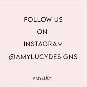 以下が含まれることがあります： ピンクの背景に「Instagramでフォローしてください @AMYLUCYDESIGNS」というテキストグラフィックがあり、その下に「AMYLUCY」というテキストがあります。