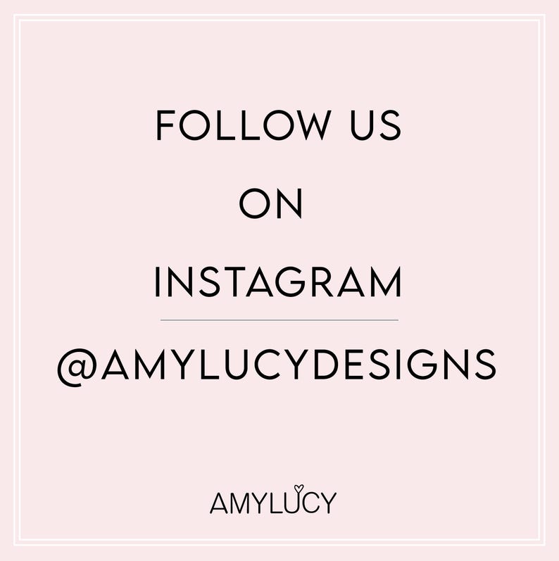 以下が含まれることがあります： ピンクの背景に「Instagramでフォローしてください @AMYLUCYDESIGNS」というテキストグラフィックがあり、その下に「AMYLUCY」というテキストがあります。