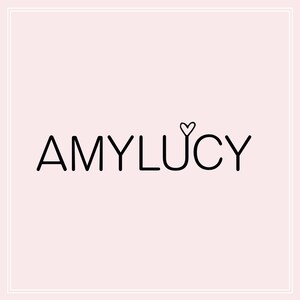 Peut inclure: Logo noir et blanc avec le texte "AMYLUCY" et un petit c&oelig;ur au-dessus du "Y".
