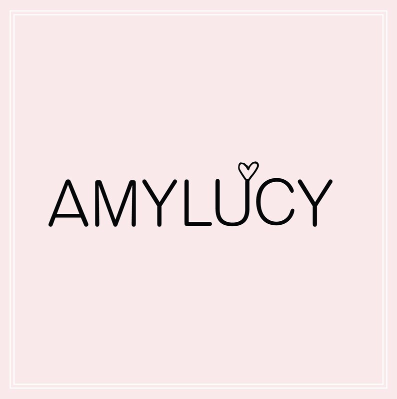 以下が含まれることがあります： 「AMYLUCY」というテキストと「Y」の上に小さなハートが描かれた白黒のロゴです。