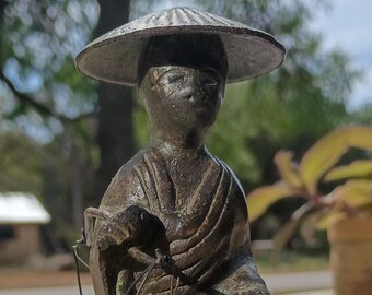 Porteur d'eau en bronze antique