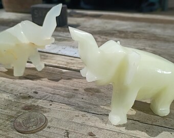 Paire d'éléphants en onyx blanc sculpté