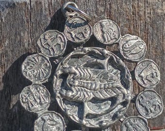 Pendentif signe astrologique Scorpion en étain des années 1960