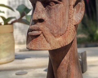 Tête en bois sculpté à la main de la tribu africaine Kikuyu