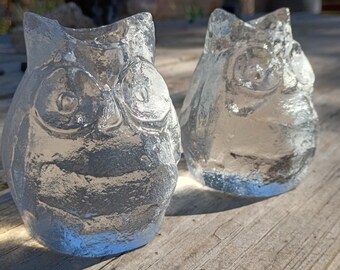 Paire de bougeoirs cubistes en forme de hibou en verre pressé