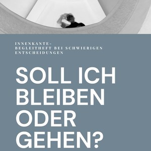 May include: A book cover with a blue background and white text that reads INNENKANTE- BEGLEITHEFT BEI SCHWIERIGEN ENTSCHEIDUNGEN SOLL ICH BLEIBEN ODER GEHEN? Above the text is a black and white photograph of a person looking up at a spiral staircase.