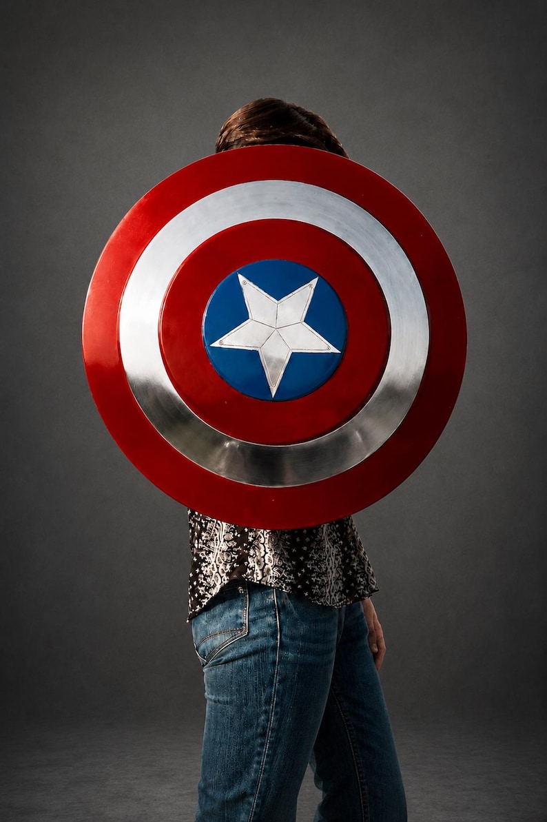 Op de afbeelding: Een rond schild in rood, wit en blauw, met een centrale ster. Het schild heeft een zilveren ring en een blauwe cirkel in het midden. Dit is een replica van Captain America's schild.