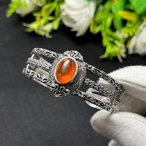 バルト海産琥珀シルバーバングル、マルチバンド透かし彫りカフ、ヴィンテージ琥珀リストレット、幅広宝石アームレット、ユニークな誕生日プレゼント
