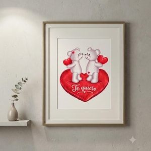 Puede incluir: Una lámina de arte enmarcada que muestra dos osos de peluche de color gris claro sobre un gran cojín rojo en forma de corazón. Cada oso sostiene un pequeño corazón rojo. El texto Te quiero aparece en cursiva blanca sobre el corazón.