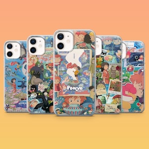 Può includere: Cinque cover trasparenti per smartphone con colorati design a collage ispirati ai film dello Studio Ghibli. Le cover mostrano vari personaggi animati, tra cui Ponyo, Totoro e Chihiro, insieme a cibi e al testo Ponyo.