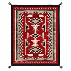 Peut inclure: Un tapis tissé rectangulaire présentant un motif géométrique audacieux en rouge, noir, blanc et gris. Le design comprend des formes de losanges centraux et des bordures dentelées, encadrées par un bord noir uni avec de petits pompons aux coins.