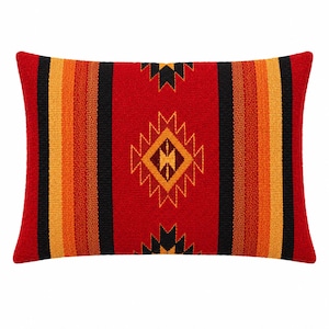 Peut inclure: Un coussin rectangulaire présentant une base rouge vive avec des rayures verticales dans des tons orange, jaune et noir. Le centre affiche un motif géométrique en losange en jaune et orange, flanqué de motifs dentelés noirs.