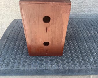 手作りの昔ながらの二階建て鳥小屋