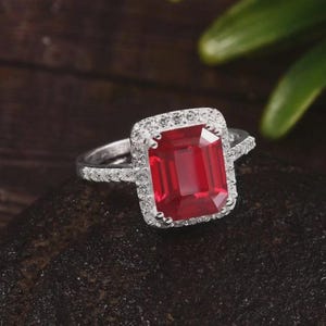 Anello da matrimonio e proposta di matrimonio con smeraldo naturale, rubino e diamanti da 4,00 ct in oro bianco 14 carati, misura 8