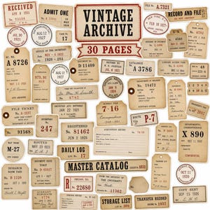 Könnte beinhalten: Eine Sammlung von Etiketten, Anhängern und Tickets im Vintage-Stil in verschiedenen Formen und Größen. Jedes Stück besteht aus gealtertem beigefarbenem Papier mit schwarzem oder rotem Aufdruck, einschließlich Daten, Aktennummern und Überschriften.